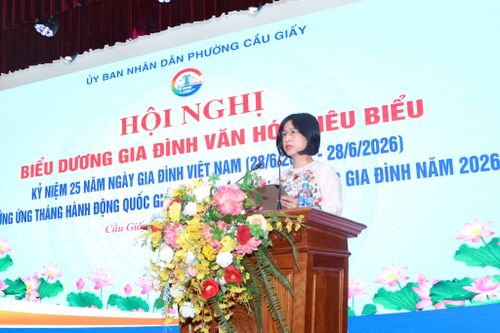 Đồng chí Nguyễn Thị Thu Hà, Phó Chủ tịch UBND phường Cầu Giấy phát biểu tại buổi lễ. Ảnh: Thanh Hải