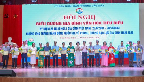 Lãnh đạo phường Cầu Giấy trao khen thưởng cho các gia đình văn hóa tiêu biểu. Ảnh: Thanh Hải