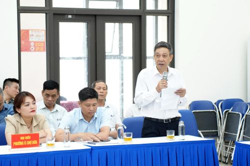 Cử tri Đinh Quốc Phòng (phường Ô Chợ Dừa) góp ý về công tác giải phóng mặt bằng trên địa bàn. Ảnh: Phạm Mạnh