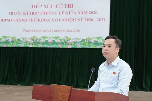 Đồng chí Nguyễn Hồng Dân, Bí thư Đảng ủy, Chủ tịch HĐND phường Láng, Tổ trưởng Tổ đại biểu ghi nhận những góp ý từ cử tri. Ảnh: Phạm Mạnh