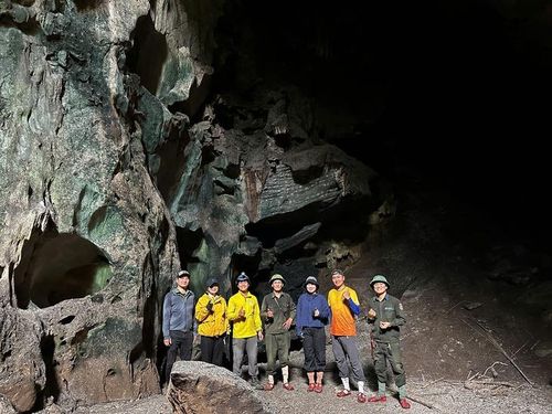 Cửa hang động dẫn vào một không gian rộng lớn với chiều rộng lòng hang ước tính khoảng 70 mét (ảnh: BQL RDDNQT).