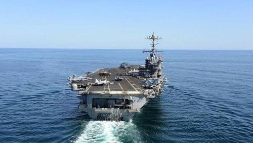 USS Harry S. Truman (CVN-75) hiện neo tại Norfolk và đang chuẩn bị cho chương trình RCOH kéo dài nhiều năm. Con tàu vừa kết thúc đợt triển khai 8 tháng tại Địa Trung Hải và biển Đỏ, nơi tham gia các chiến dịch đối đầu lực lượng Houthi. Trong chuyến đi này, Truman gặp nhiều sự cố đáng chú ý, bao gồm va chạm với tàu hàng và mất 3 tiêm kích F/A-18 Super Hornet trong các tai nạn khác nhau.