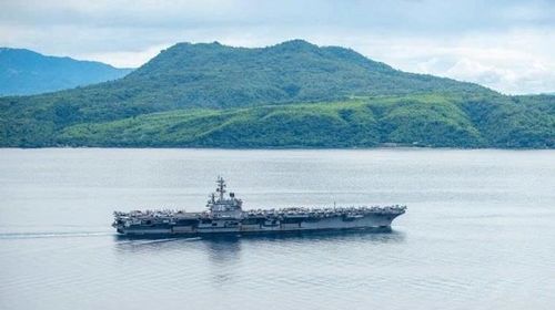 USS Ronald Reagan (CVN-76) hiện neo tại Bremerton, bang Washington. Con tàu đang trải qua chương trình bảo dưỡng kéo dài 17 tháng và dự kiến quay trở lại hoạt động vào cuối năm 2026. Trước đó, Ronald Reagan là tàu sân bay tiền phương của Mỹ tại Nhật Bản.