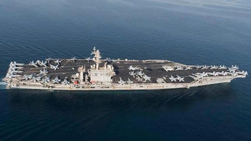 USS Dwight D. Eisenhower (CVN-69) hiện neo tại Norfolk, bang Virginia. Sau khi hoàn thành các đợt thử nghiệm trên biển hồi tháng 4, con tàu đang bước vào chu kỳ huấn luyện để chuẩn bị cho đợt triển khai tiếp theo dự kiến diễn ra vào đầu năm 2027. Đây là tàu sân bay hạt nhân lâu đời thứ hai còn hoạt động của Mỹ và dự kiến sẽ được thay thế bằng USS Enterprise (CVN-80) vào cuối thập niên này. Trong lịch sử hoạt động, Eisenhower từng tham gia chiến dịch giải cứu con tin Iran năm 1980 và Chiến tranh Vùng Vịnh năm 1990.