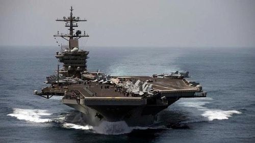 USS Theodore Roosevelt (CVN-71) vừa rời San Diego và đang hoạt động tại khu vực Đông Thái Bình Dương. Con tàu sẽ dẫn đầu lực lượng Mỹ tham gia cuộc tập trận RIMPAC 2026, sự kiện hải quân quốc tế lớn nhất thế giới với sự tham gia của hơn 30 quốc gia. Được đưa vào biên chế năm 1986, Theodore Roosevelt là một trong những tàu sân bay được trao nhiều huân chương nhất của Hải quân Mỹ thời hậu Chiến tranh Lạnh.