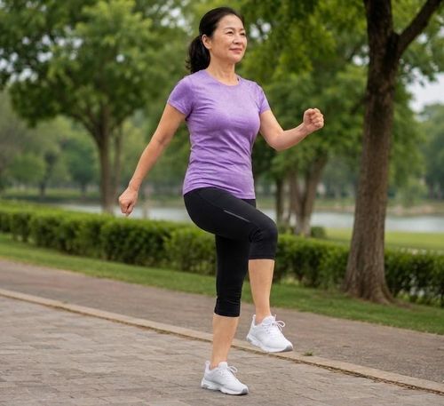 Đi bộ kết hợp giữ thăng bằng giúp tăng sức mạnh cơ hông và cơ bụng, cải thiện khả năng giữ thăng bằng, giảm nguy cơ té ngã ở người lớn tuổi.
