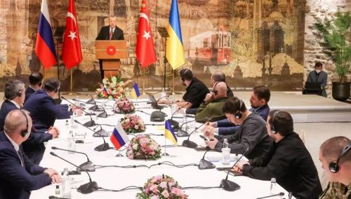 Theo ông Lavrov, bất kỳ giải pháp nào cũng cần giải quyết các nguyên nhân gốc rễ của cuộc xung đột, trong đó có những vấn đề mà Moskva cho là liên quan đến an ninh quốc gia của Nga.