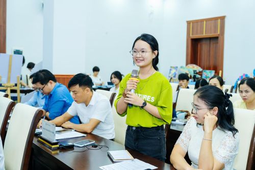 Học sinh đóng góp ý kiến tham luận tại hội thảo (ảnh BTC)