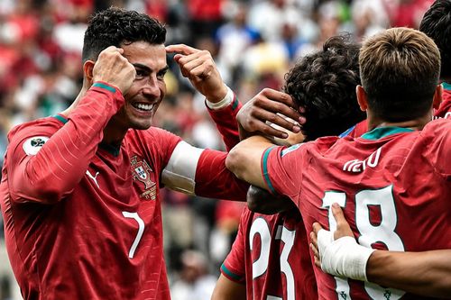 Ronaldo ăn mừng gây chú ý.
