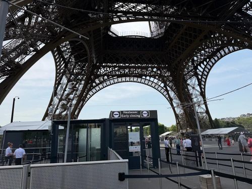  Bảng thông báo đóng cửa sớm tại tháp Eiffel, thủ đô Paris (Pháp) ngày 23/6. Ảnh: USA Today 