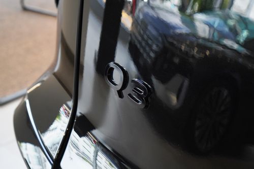  Tại Việt Nam, Audi Q3 được đặt cùng "hạng cân" với loạt xe hạng sang cỡ nhỏ như BMW X1 hay Volvo XC40. 