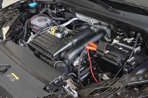  Q3 tiếp tục được trang bị động cơ xăng tăng áp dung tích 1.4L, cung cấp công suất tối đa 150 mã lực cùng mô-men xoắn cực đại 250 Nm. Kết hợp với hộp số 7 cấp S tronic cùng hệ dẫn động cầu trước. So với mẫu xe tiền nhiệm, Audi Q3 ghi nhận gia tốc tốt hơn về thông số (9,1 giây so với 9,2 giây ở bản cũ), tốc độ tối đa cũng được tăng từ 207 km/h lên 209 km/h. 