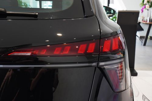  Đèn hậu LED với thiết kế kiểu mới trên Audi Q3 SUV. 