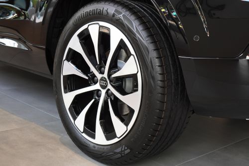  Audi Q3 được trang bị mâm hợp kim 19 inch 10 chấu, đi cùng bộ lốp 255/45. 