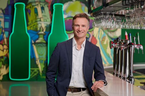 Cựu CEO Dolf van den Brink từ nhiệm trong bối cảnh doanh số của Heineken liên tục sụt giảm trong thời gian qua. Ảnh: The Heineken Company.