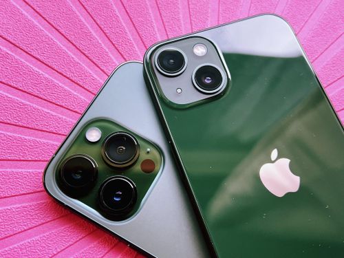 iPhone 13 Pro (trái) và iPhone 13. Ảnh: iMore.