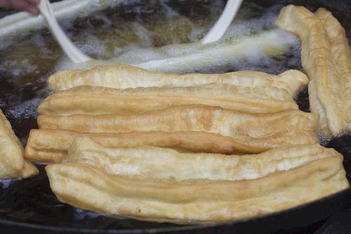  Ở Việt Nam, quẩy thường ăn kèm với các món như phở, cháo, mì... Ảnh: TasteAtlas. 