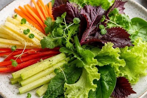  Đĩa rau sống góp phần tạo nên sự đa dạng và đặc sắc của ẩm thực Việt. Ảnh: TasteAtlas. 