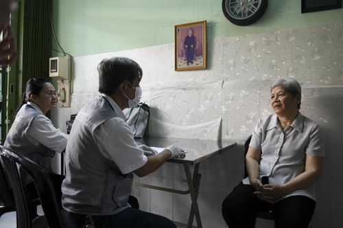  Người dân TP.HCM được thăm khám, kiểm tra sức khỏe ngay tại nhà. Ảnh: Duy Hiệu. 