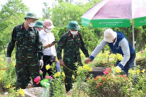 Các lực lượng khai quật phần mộ liệt sĩ ở Nghĩa trang Liệt sĩ TP Huế để lấy mẫu giám định ADN