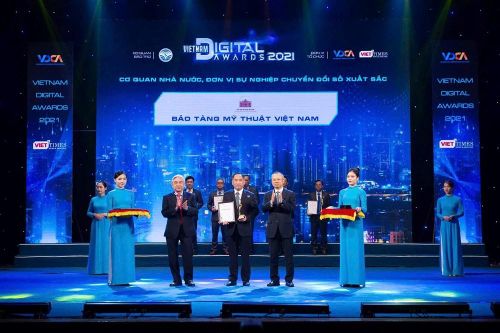 TS Nguyễn Anh Minh, Giám đốc Bảo tàng Mỹ thuật Việt Nam nhận Giải thưởng Chuyển đổi số Việt Nam cho ứng dụng iMuseum VFA năm 2021