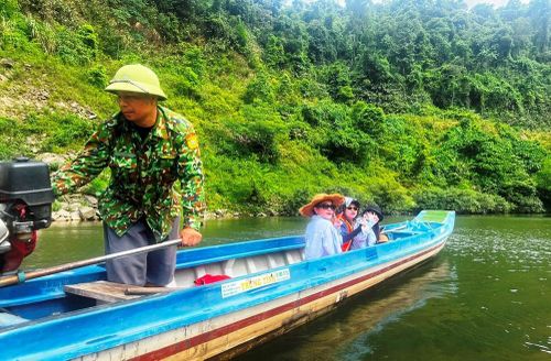 Du khách check in tại điểm du lịch sinh thái của Vườn Quốc gia Pù Mát, Nghệ An