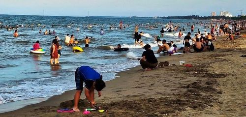 Du khách tắm biển Cửa Lò