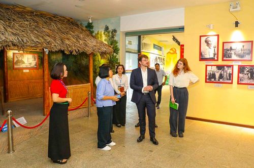 Các chuyên gia Mémorial de Caen khảo sát không gian trưng bày, trao đổi về phương án tiếp cận mới cho Bảo tàng Chiến thắng Điện Biên Phủ. Ảnh: BTC