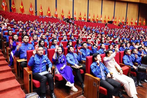 Các đại biểu biểu quyết tại Đại hội