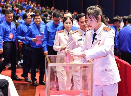Các đại biểu bỏ phiếu bầu Ban Chấp hành Trung ương Đoàn tại Đại hội