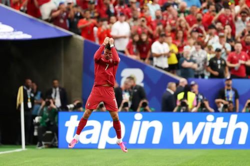 Ronaldo ghi dấu lịch sử. (Ảnh: FIFA)
