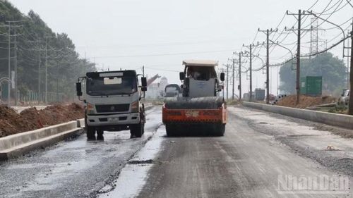 Thi công dự án nâng cấp, mở rộng đường 25B, phường Nhơn Trạch.