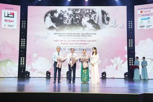 Đại diện Trường đại học Thăng Long tặng hoa cảm ơn Ban tổ chức.