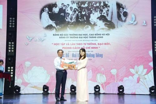Thạc sĩ, Nhà báo Trịnh Thanh Giảng, Phó Chủ tịch Hội Di sản Văn hóa Việt Nam, Quyền Tổng Biên tập Tạp chí Thế giới Di sản tặng Trường đại học Thăng Long cuốn sách ảnh “Âm vang 80 năm Cách mạng Tháng Tám và Quốc khánh 2-9 (1945-2025)”.