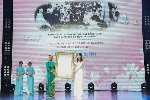Tiến sĩ Nguyễn Thị Tình, nguyên Giám đốc Bảo tàng Hồ Chí Minh tặng Trường đại học Thăng Long bức ảnh Chân dung Chủ tịch Hồ Chí Minh được chế tác từ lá sen.