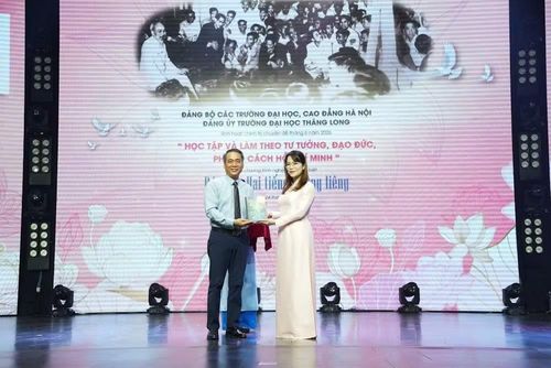 Nghệ sĩ Ưu tú Kiều Minh Hiếu, Giám đốc Nhà hát Kịch Việt Nam tặng Trường đại học Thăng Long một số cuốn sách.