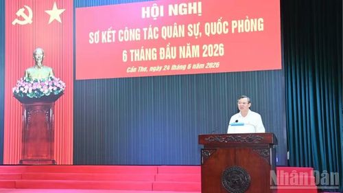 Ông Trương Cảnh Tuyên, Chủ tịch Ủy ban nhân dân thành phố Cần Thơ phát biểu tại hội nghị.