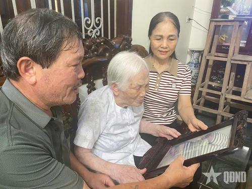 Mẹ Việt Nam Anh hùng Lê Thị Lục cùng người thân xúc động ôn lại những ký ức về con trai - Liệt sĩ Võ Đình Quang. 