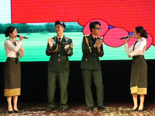  Chuẩn úy Palina Dalasin (ngoài cùng bên phải) cùng các học viên Khoa Thanh nhạc biểu diễn trên sân khấu. Ảnh: NVCC 