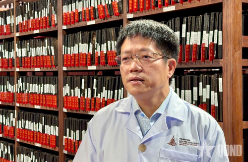  Ông Nguyễn Xuân Hùng, Giám đốc Trung tâm Lưu trữ Quốc gia IV giới thiệu về Mộc bản triều Nguyễn tại trung tâm. 