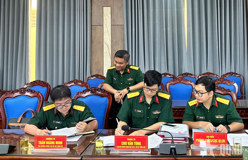  Thành viên đoàn công tác kiểm tra các văn bản về công tác khoa học-công nghệ, đổi mới sáng tạo và chuyển đổi số của Nhà máy. 