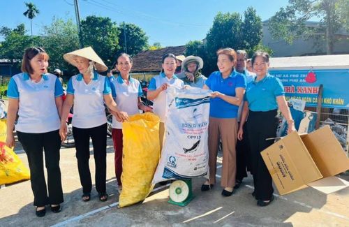 Hội LHPN xã Phú Thuận tổ chức mô hình thí điểm “Đổi rác thải tái chế lấy nhu yếu phẩm”.