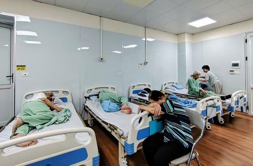  Nhiều phòng điều trị ở Bệnh viện Hữu nghị Việt Xô kín bệnh nhân do ảnh hưởng nắng nóng. Ảnh: NGUYỄN QUỐC 