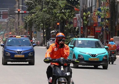  Nắng nóng gay gắt khiến các tài xế xe công nghệ vất vả hơn. Ảnh: TIẾN CƯỜNG 