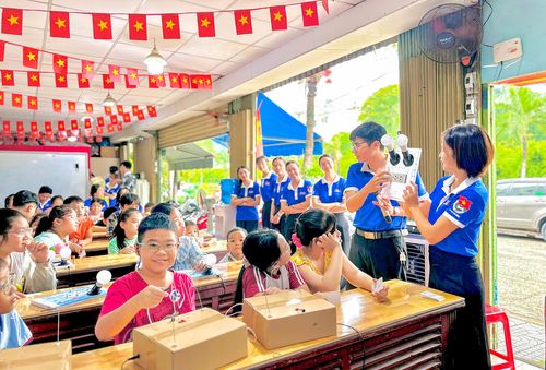  Trung tâm Hỗ trợ Thanh niên công nhân TPHCM phối hợp Câu lạc bộ Đom đóm xanh, phường Phú Thạnh, tổ chức sân chơi kỹ năng miễn phí cho thiếu nhi có hoàn cảnh khó khăn 