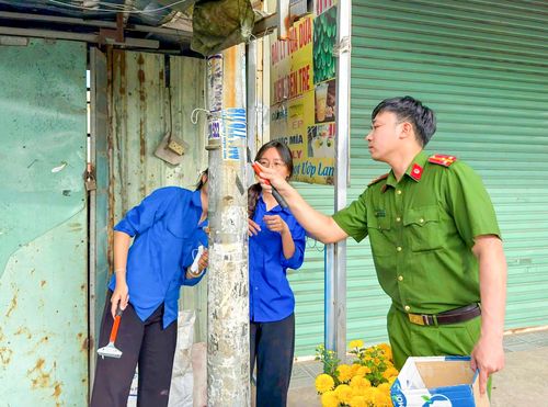  Đoàn viên, thanh niên tham gia xóa rác quảng cáo trên từng tuyến đường, góc phố 