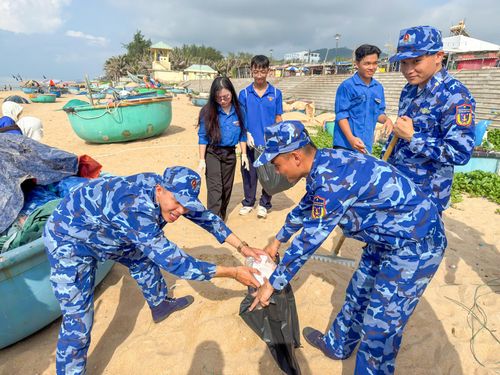  Đoàn viên, thanh niên Bộ Tư lệnh Vùng Cảnh sát biển 3 cùng đoàn viên, thanh niên địa phương thu gom rác thải, làm sạch môi trường biển tại xã Phước Hải 