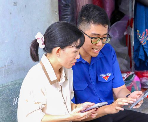  Đoàn viên, thanh niên thuộc Tổ công nghệ số cộng đồng phường Phú Thọ Hòa (TPHCM) “đi từng ngõ, gõ từng nhà” để hỗ trợ người dân tiếp cận dịch vụ công trực tuyến 