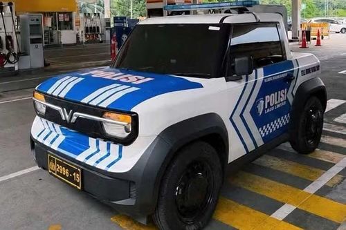 Dòng chữ “ETLE Drone Patrol Presisi” xuất hiện ở khu vực hông sau, trong khi khẩu hiệu “Bảo vệ, Đồng hành và Phục vụ” được đặt phía trên cửa xe. Trên nóc còn được bổ sung đèn ưu tiên dạng thanh mảnh. Điểm thay đổi lớn nhất nằm ở phía sau xe. Phần đuôi của xe, tính từ cột B trở về sau đã được lược bỏ.