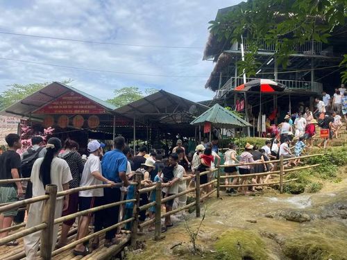 Những ngày nắng nóng cao điểm, Thác Mây luôn là lựa chọn hàng đầu của du khách muốn tìm kiếm một không gian nghỉ ngơi, giải nhiệt giữa núi rừng. Có ngày nơi đây đón hơn 1.000 khách.